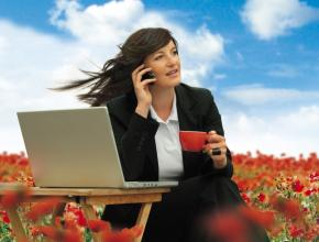 Frau mit Laptop in der Natur