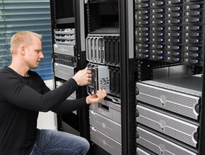Technische Mitarbeiter am Serverschrank