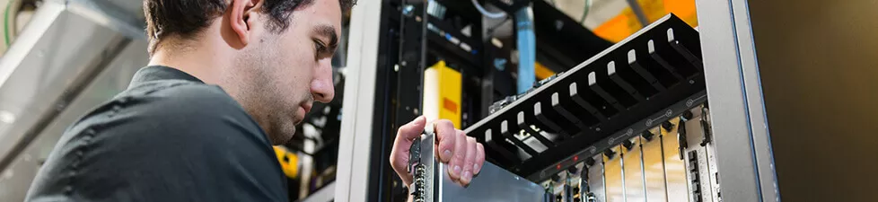 Mann vor Serverschrank