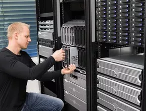 Technische Mitarbeiter am Serverschrank